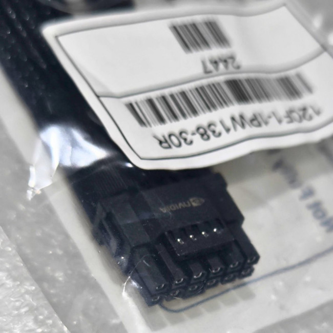 Кабель PCIe 12CF1-1PW138-30R 12-pin to 3x PCIe 8-pin Adapter Cable..
