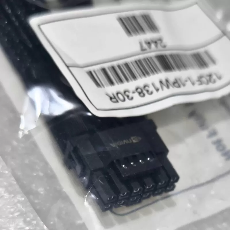 Кабель PCIe 12CF1-1PW138-30R 12-pin to 3x PCIe 8-pin Adapter Cable 12CF1-1PW138-30R Цвет:чёрный
