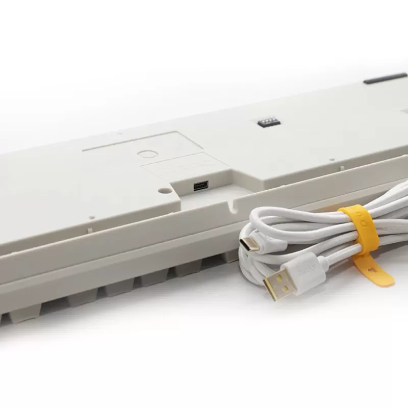מקלדת גיימינג מכאנית Ducky Origin Vintage Cherry Speed Silver Switch צבע לבן מקלדת גיימינג מכאנית Ducky Origin Vintage Cherry Speed Silver Switch צבע לבן