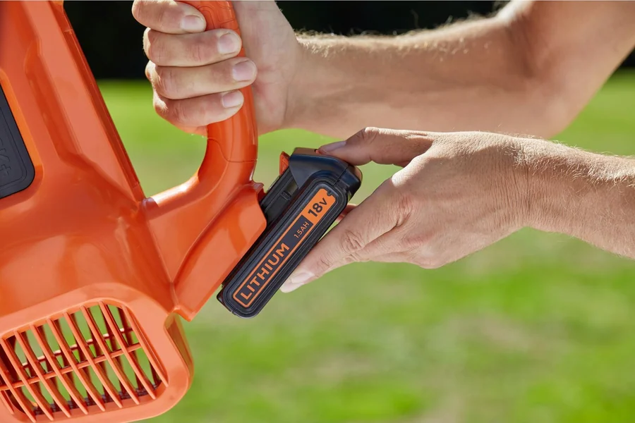 Аккумуляторная воздуходувка Black & Decker BCBL200L 18V 2.0Ah