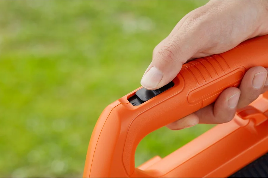 Аккумуляторная воздуходувка Black & Decker BCBL200L 18V 2.0Ah