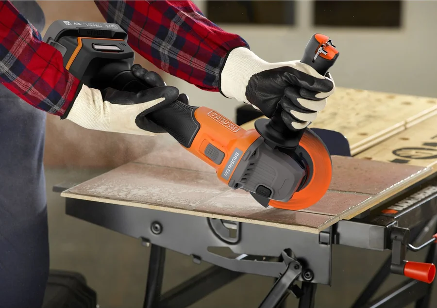Аккумуляторная угловая шлифмашина Black & Decker BCG6L8D1S 18V Brushless 115mm + аккумулятор 2.0Ah