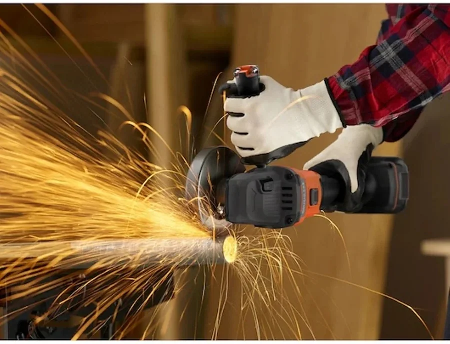Аккумуляторная угловая шлифмашина Black & Decker BCG6L8N 18V 115mm Brushless