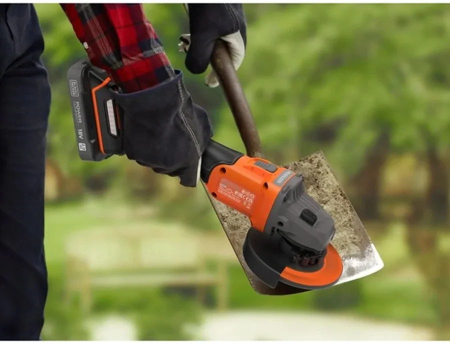Аккумуляторная угловая шлифмашина Black & Decker BCG6L8N 18V 115mm Brushless