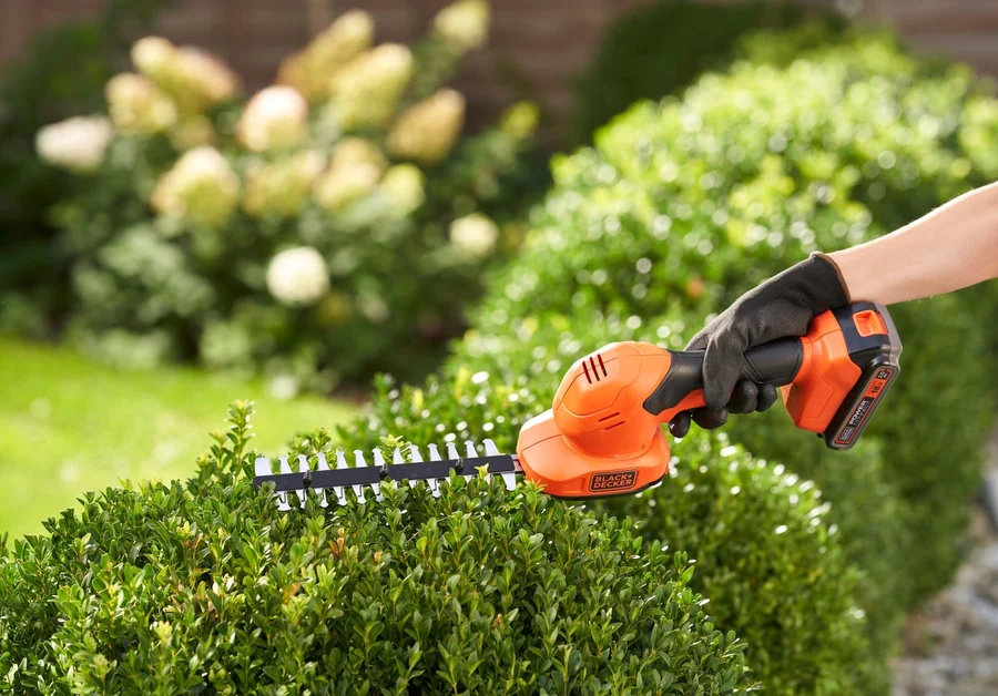 Аккумуляторные ножницы для травы и кустов Black & Decker BCSS18D1 18V 2.0Ah