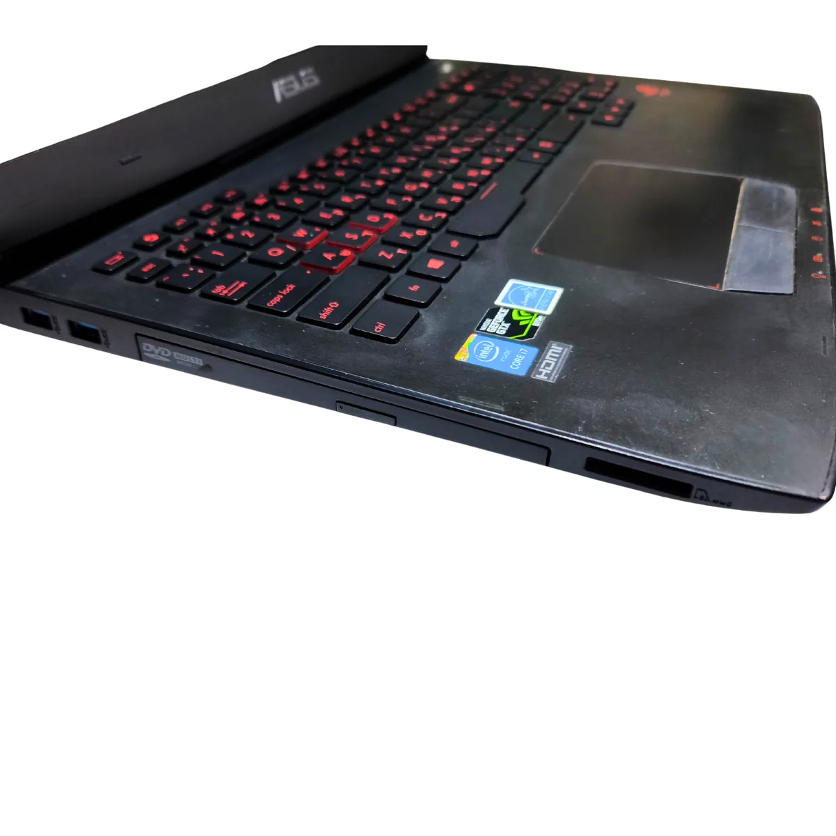 ASUS ROG G751 — מקלדת ארגונומית ללא תאורה ומשטח מגע נוח