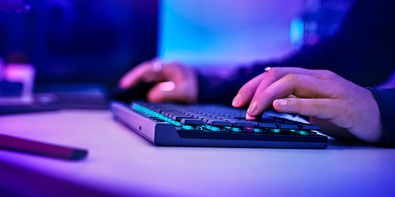 Slim TKL design, 22 mm thick