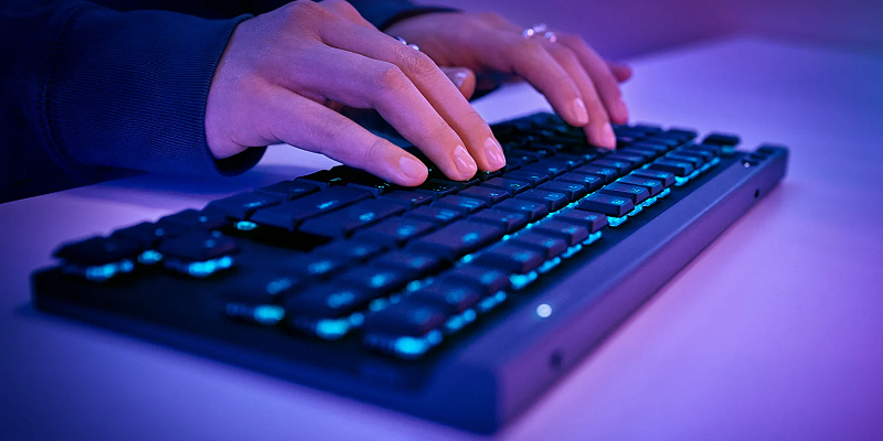 PBT keycaps and noise-dampening structure