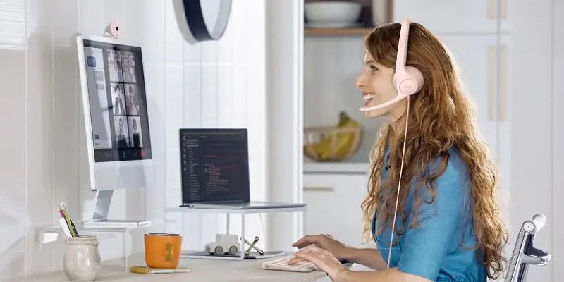 Noise-cancelling microphone on the left side
