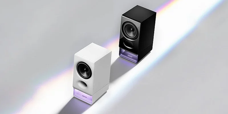 רמקולי Edifier R20 שחורים על שולחן עבודה