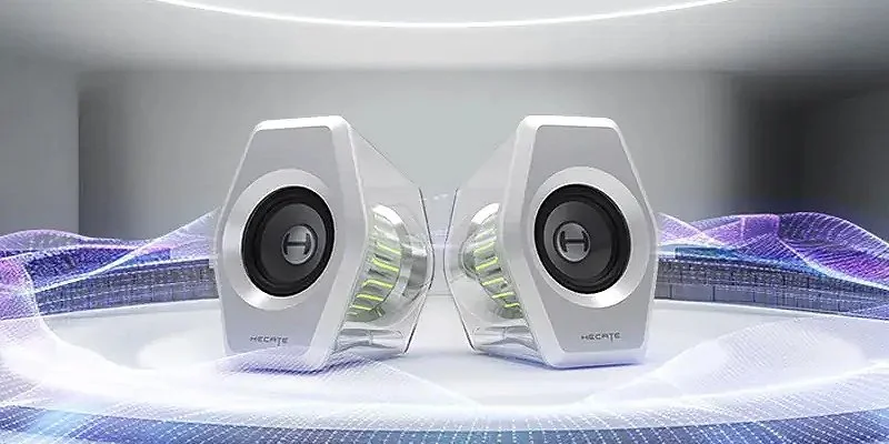 רמקולי Edifier G2000 PRO לבנים על שולחן