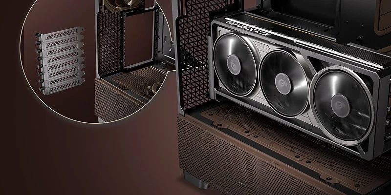 מבט פנימי על מארז FLUX PRO Noctua Edition