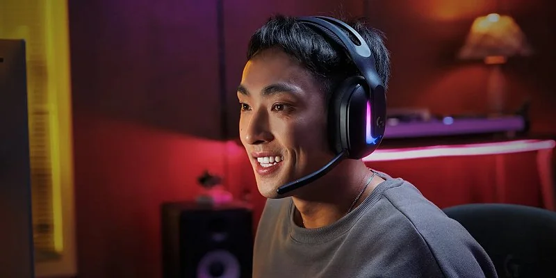 Detachable microphone with mute LED on the G522
